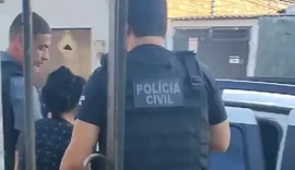 Mulher acusada de matar cuidadora de sua mãe com mais de 20 facadas é presa