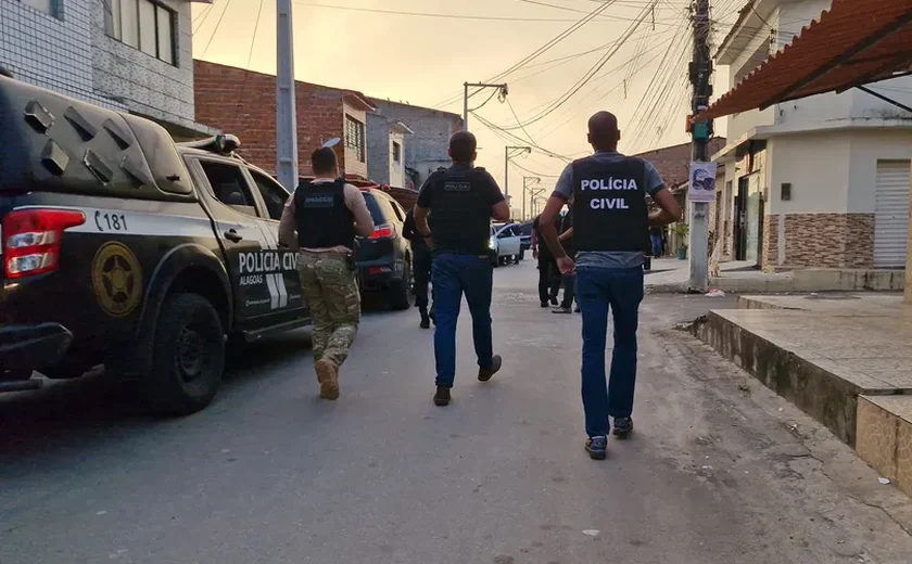 Vídeo mostra prisão de suspeito de participar de esquema de tráfico de drogas em Maceió