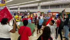 Famílias ocupam supermercado em protesto por cestas básicas