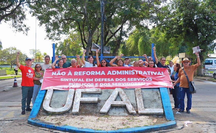 Técnicos administrativos da Ufal paralisam atividades e realizam manifestação contra a Reforma Administrativa