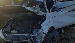 Quatro pessoas ficam presas às ferragens após capotamento de veículo na BR-423