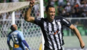 Galo vence Atlético-PR de virada e sobe na tabela