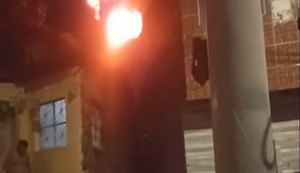 Incêndio destrói móveis e deixa casa com risco de desabamento no Jacintinho