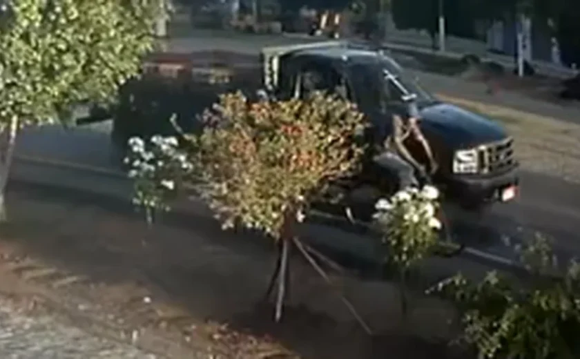Idoso fica gravemente ferido após ser atropelado por caminhão em alta velocidade