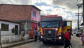 Geladeira pega fogo e assusta dona de casa no bairro da Ponta da Terra, em Maceió