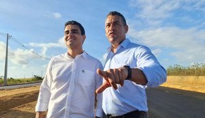 Vereador Siderlane Mendonça e prefeito JHC acompanham obras da Avenida Rota do Mar