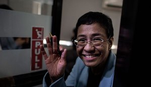Jornalista filipina deixa a prisão após pagamento de fiança