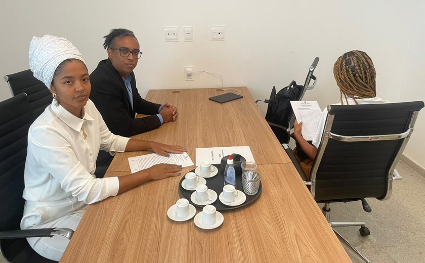 Mulher diz que foi vítima de racismo ao ser demitida após fazer tranças nagô