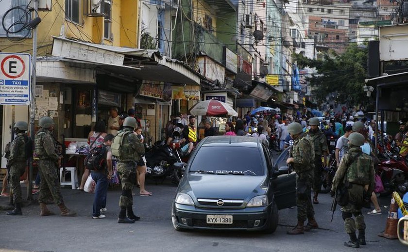 Operação em comunidades do Rio mobiliza mais de mil agentes