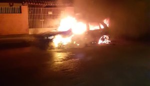 Sem causa definida, carro de passeio pega fogo em travessa na Ponta da Terra