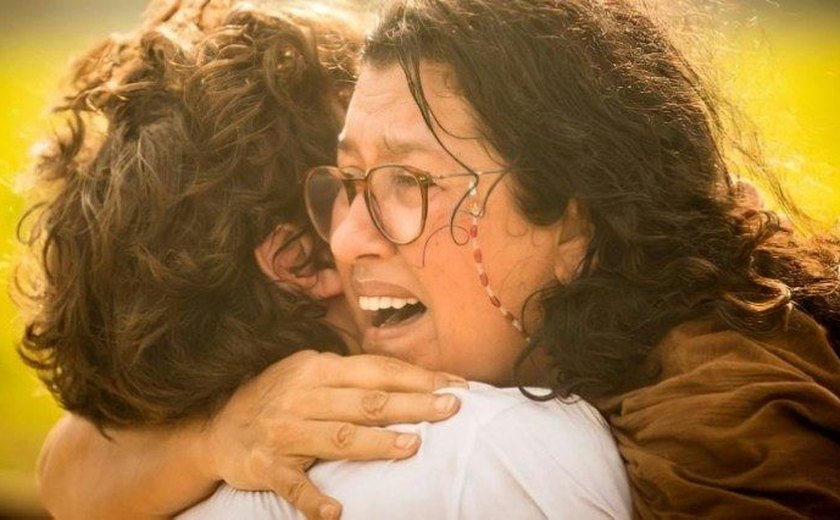 Lurdes encontra Domênico ao escapar do cativeiro de Thelma e abraça o filho