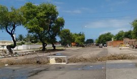 Moradores da orla lagunar fecham via por causa de obra da Prefeitura