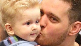 Filho de 3 anos de Michael Bublé está curado do câncer, anuncia família do cantor