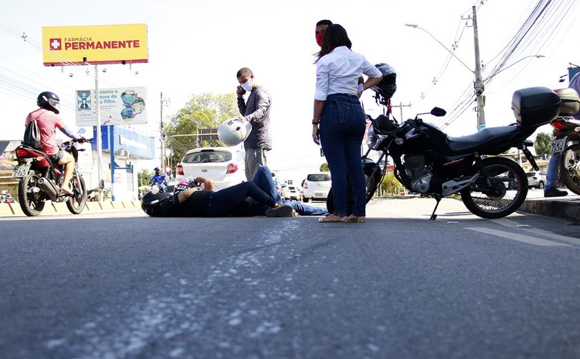 Motociclista derrapa após passar em óleo diesel derramado em avenida