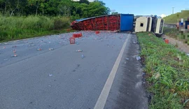 Carreta carregada de refrigerante tomba em trecho da BR-101, em São Miguel dos Campos