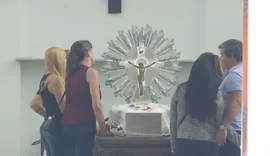 Corpo de professora morta em ataque dentro de escola é velado na Zona Oeste de SP