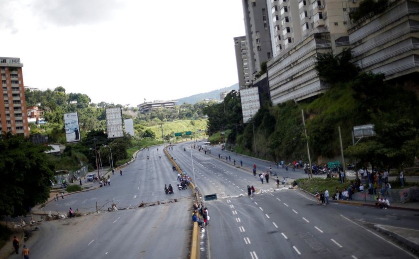 Às vésperas de eleição da Constituinte, opositores bloqueiam ruas de Caracas