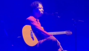 Djavan interrompe show e pede atenção para Maceió