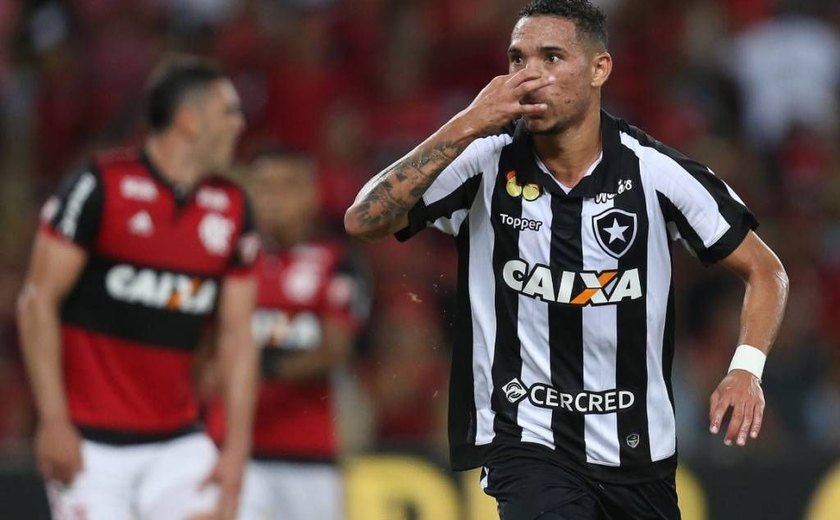 Botafogo vence Flamengo e vai decidir título do Carioca
