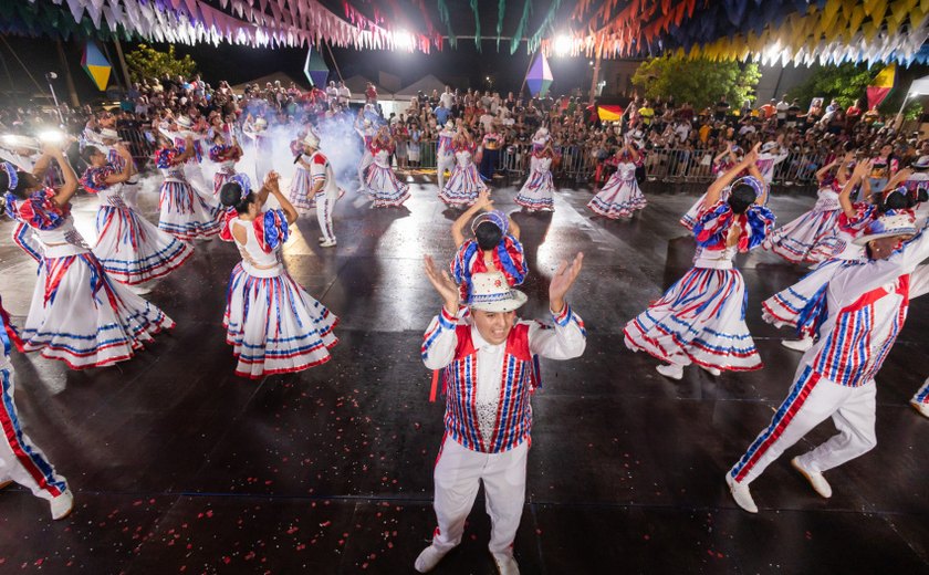Coco de Roda emociona público na primeira noite do concurso em Jaraguá