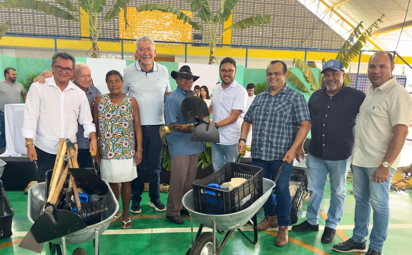 Deputado Paulão entrega 200 kits da agricultura familiar em Maribondo