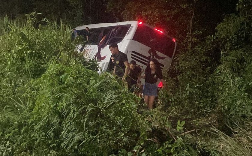 Ônibus com estudantes universitários de Pilar sofre acidente em Marechal Deodoro