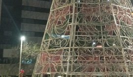 Criança leva choque em árvore de Natal ao receber descarga elétrica
