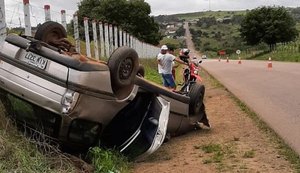 Condutor perde controle de carro, colide contra barranco e capota em Pão de Açúcar