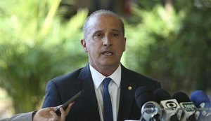 Governo vai exonerar funcionários com ideias “comunistas”