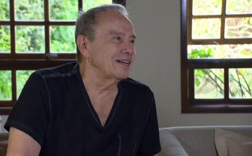 Stenio Garcia recebe alta e deixa hospital na zona oeste do Rio