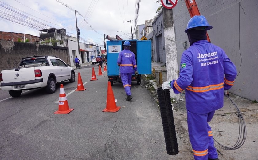 Após incêndios em postes, fios obsoletos são retirados na Rua Melo Morais