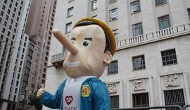 'Dorióquio': manifestantes levam boneco de João Doria na prefeitura