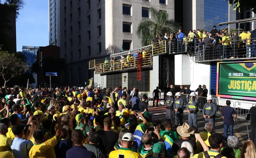 Ato em São Paulo reúne apoiadores de Bolsonaro contra julgamento no STF