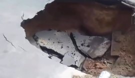 Cratera se abre em rua do bairro da Jatiúca, na parte baixa de Maceió