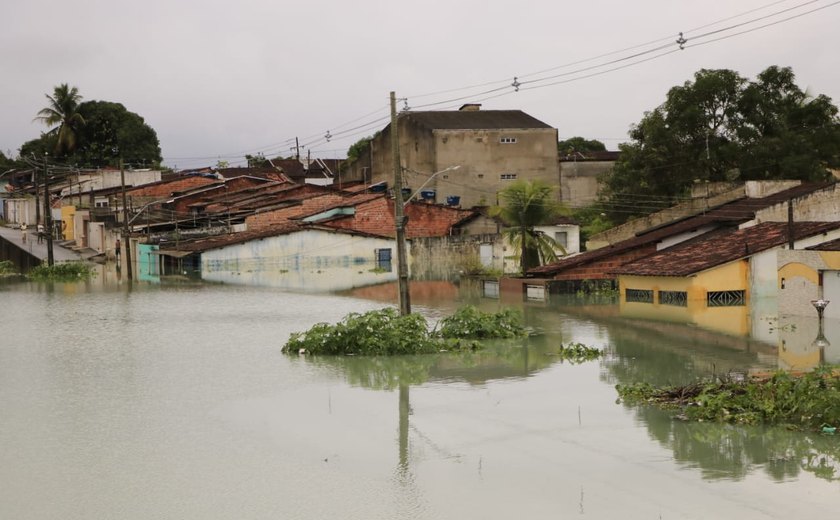 Rios e lagoas transbordam e invadem ruas em várias cidades