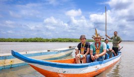 Indígenas Warao recebem barco da Prefeitura para reconstruírem suas vidas através da pesca