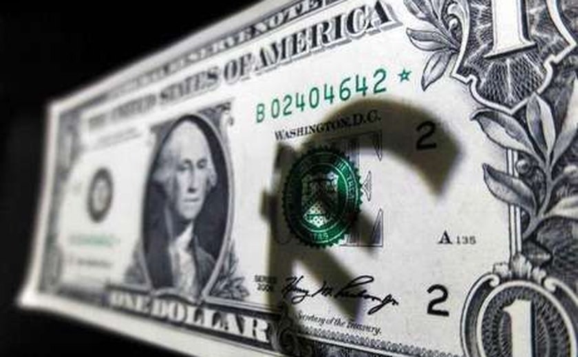 Dólar fecha em alta sobre real com expectativas sobre reforma