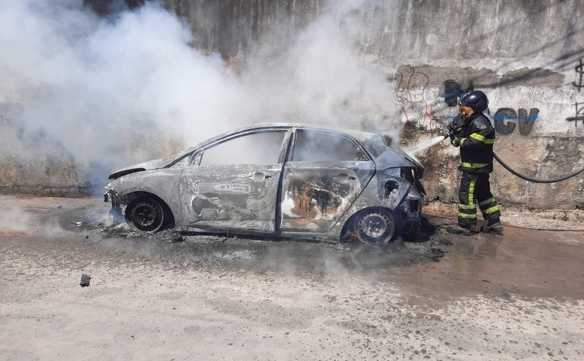 Carro fica destruído após incêndio em Fernão Velho