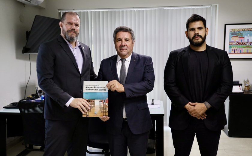 PGJ Márcio Roberto recebe da Abin “Guia para prevenção de ataques extremistas violentos em escolas”