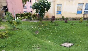 Fossa de condomínio está cedendo e moradores se desesperam no Jacintinho