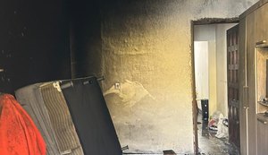 Bombeiros são acionados para controlar princípio de incêndio em casa no bairro do Prado