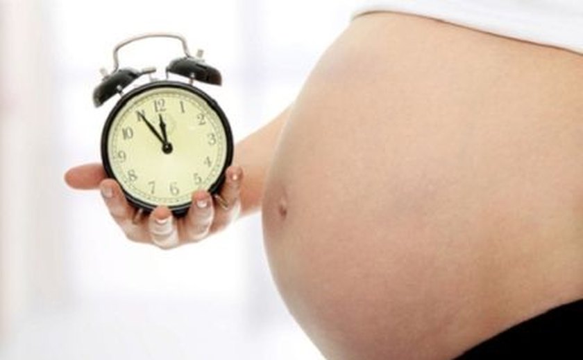Mulheres têm adiado cada vez mais a hora de engravidar, mas é preciso cuidado