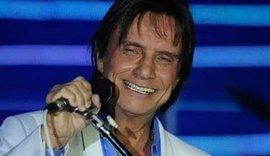 Roberto Carlos fala de TOC e levanta suspeitas de namorada em show