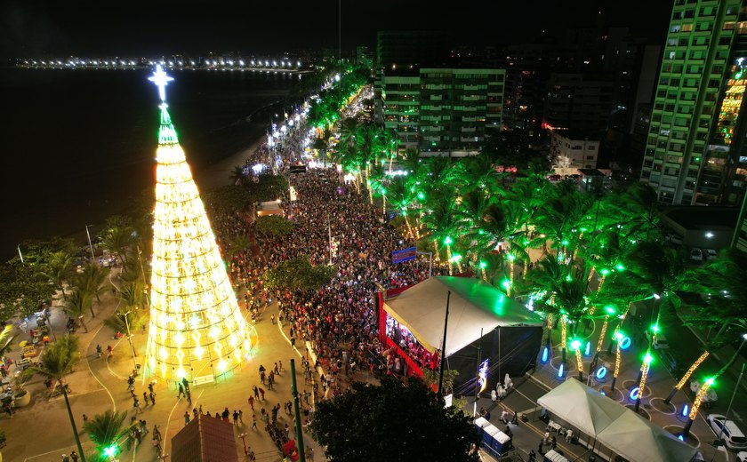 Multidão lota a orla na abertura do Natal