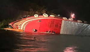 Mais de 40 pessoas são resgatadas de naufrágio na orla de Manaus