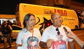 Em Maceió, admiradores tentam registros com ex-presidente Lula