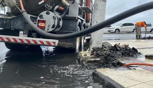 Equipes de limpeza de galerias estão em pontos de alagamentos em Maceió