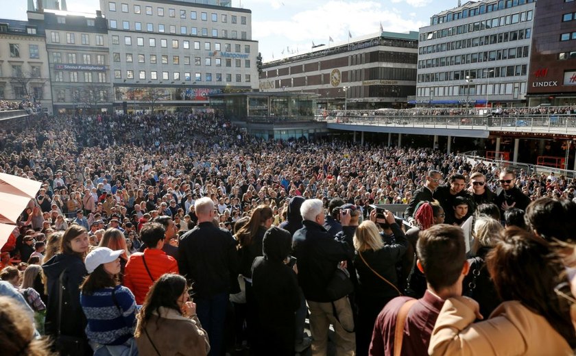 Multidão se reúne em praça da capital sueca e presta tributo ao DJ Avicii