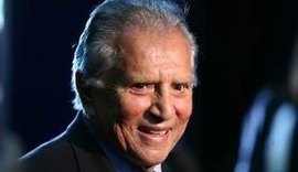 Carlos Alberto de Nóbrega diz que namorada é 'bengala' e dispara: 'Sou pegador'