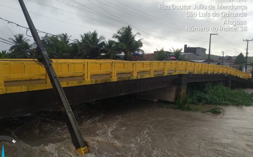Força do Rio Santo Antônio derruba poste de alta tensão, que fica escorado em ponte em São Luís do Quitunde